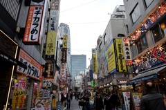 午後の新宿駅西口前飲食店街
