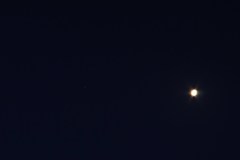 夜明け前の月と土星