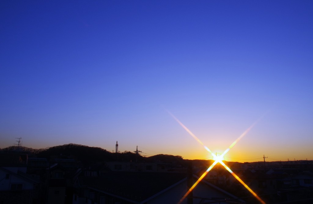 太陽が光芒を放って沈み…