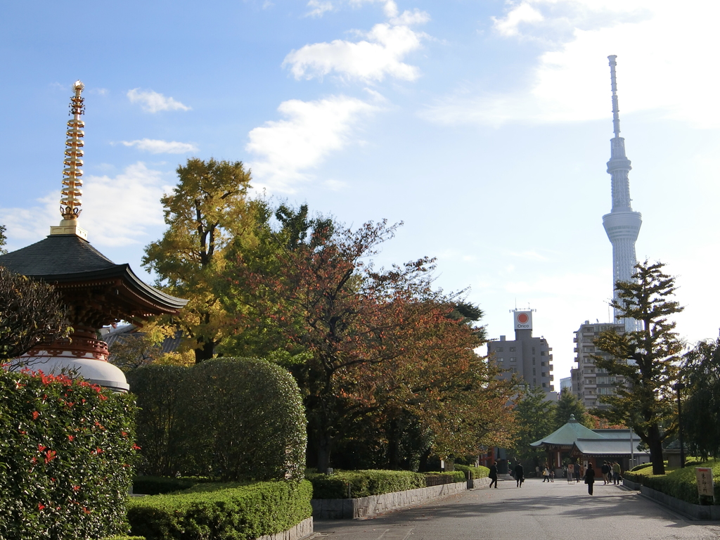 写経供養塔とスカイツリー
