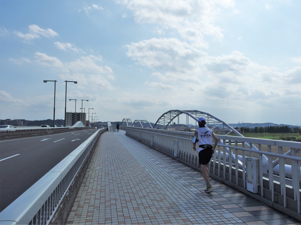 にぎわう多摩川