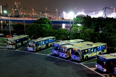 夜のバス駐車場