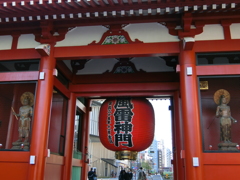仲見世側から見た雷門