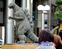 ゴジラ前で10時半ね！
