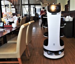 ネコ型配膳ロボット！