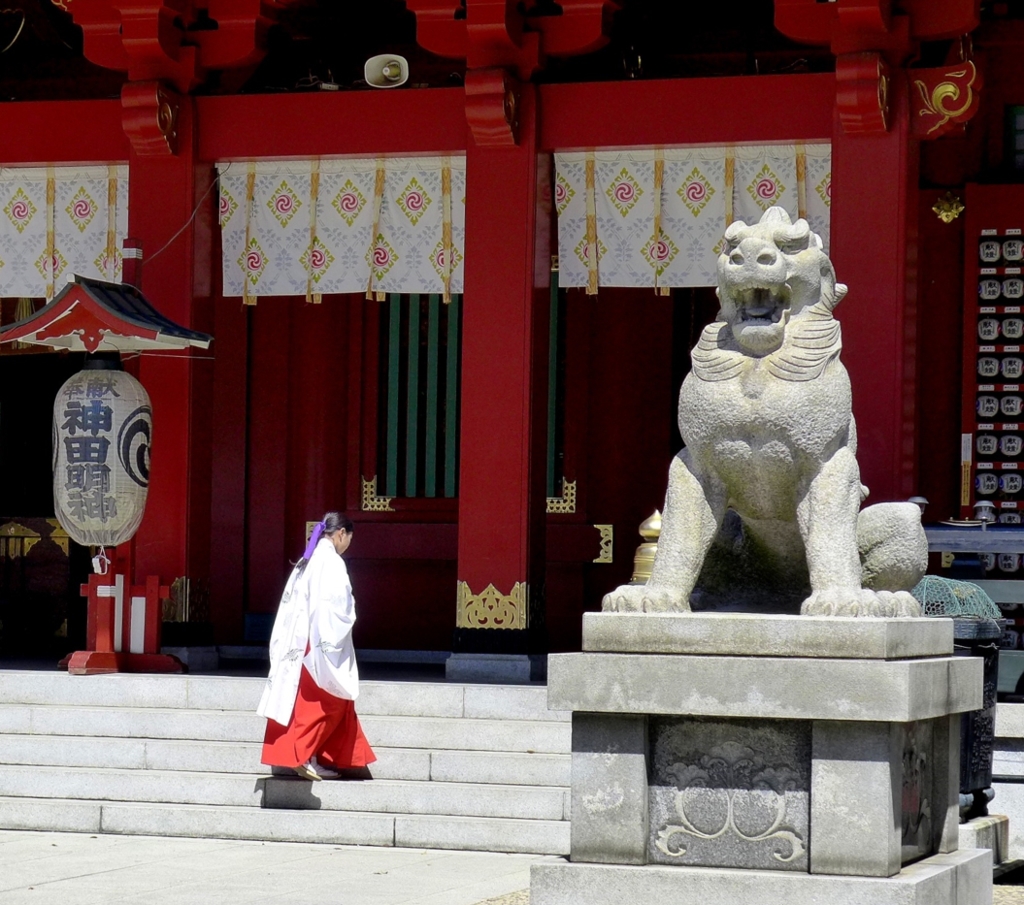巫女と狛犬