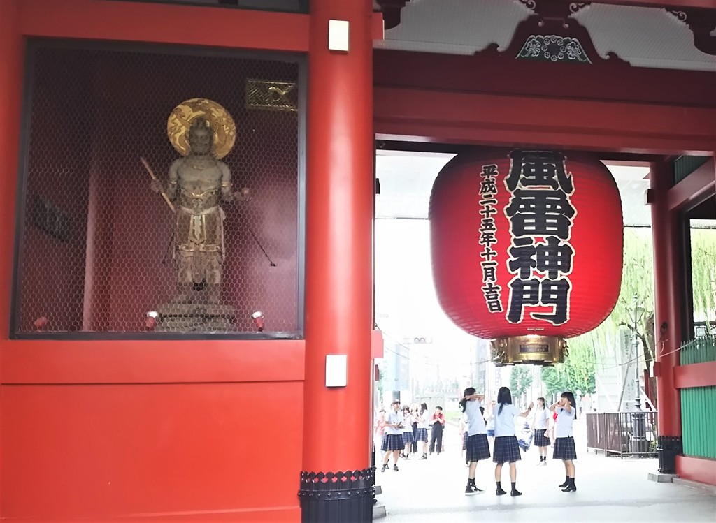 坊主の門前でポーズの検討