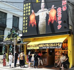 人気店には行列も