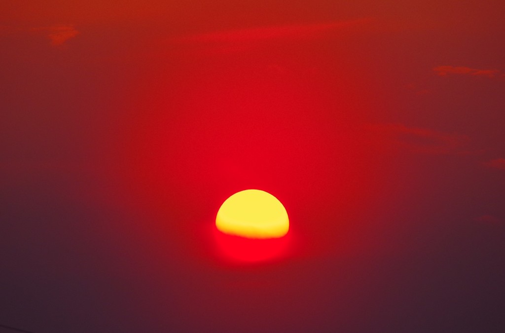 春霞に沈む夕陽