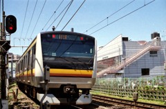 川崎・JR稲田堤駅の踏切を通過する南武線