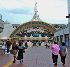 サンリオキャラ風のコスプレーヤーも