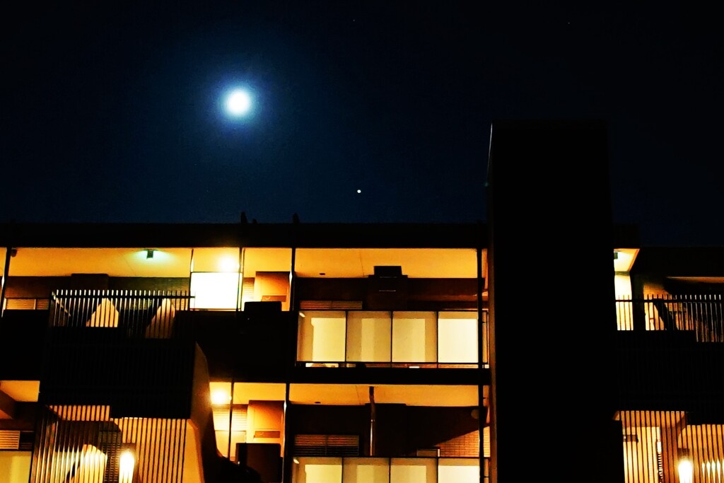 月と木星と新築マンション