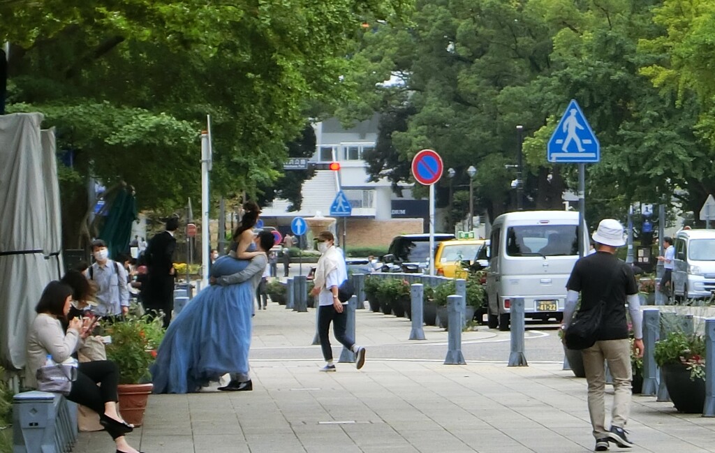 花嫁を抱き上げる