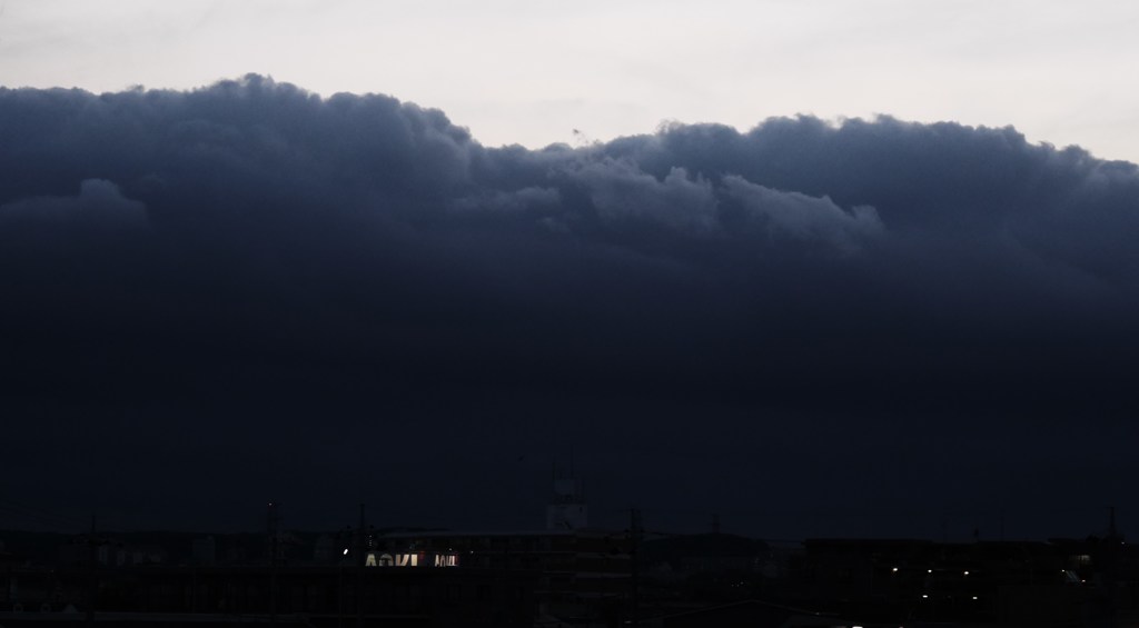 黒雲起こる