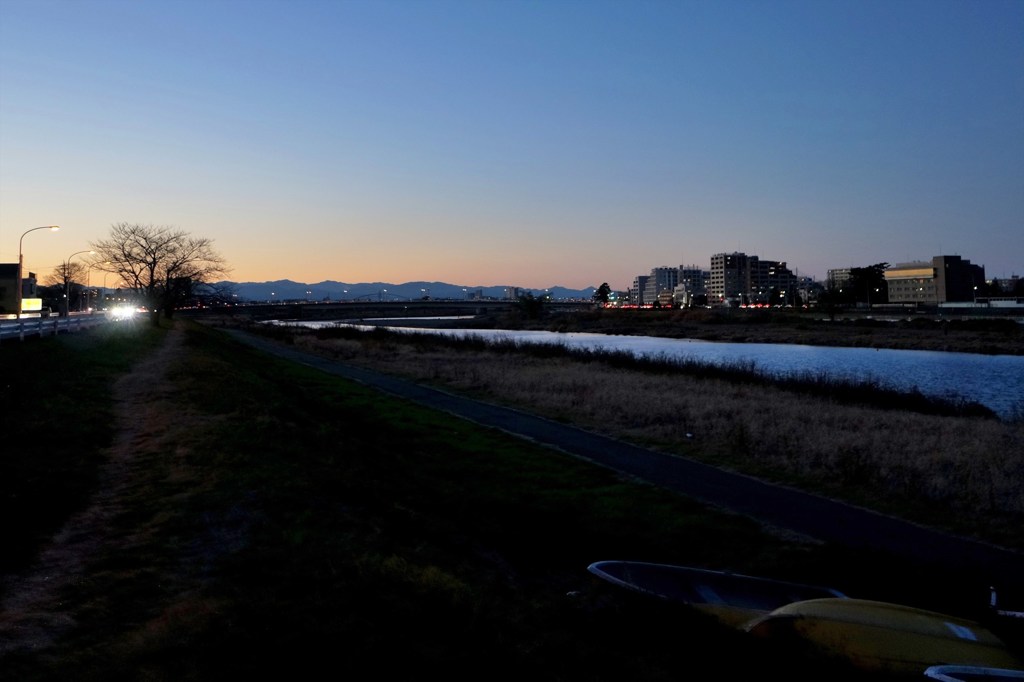 手持ち夜景モードの多摩川河畔
