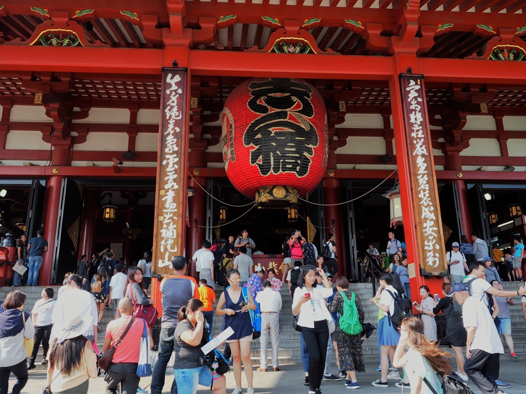 本堂に殺到する外国人観光客