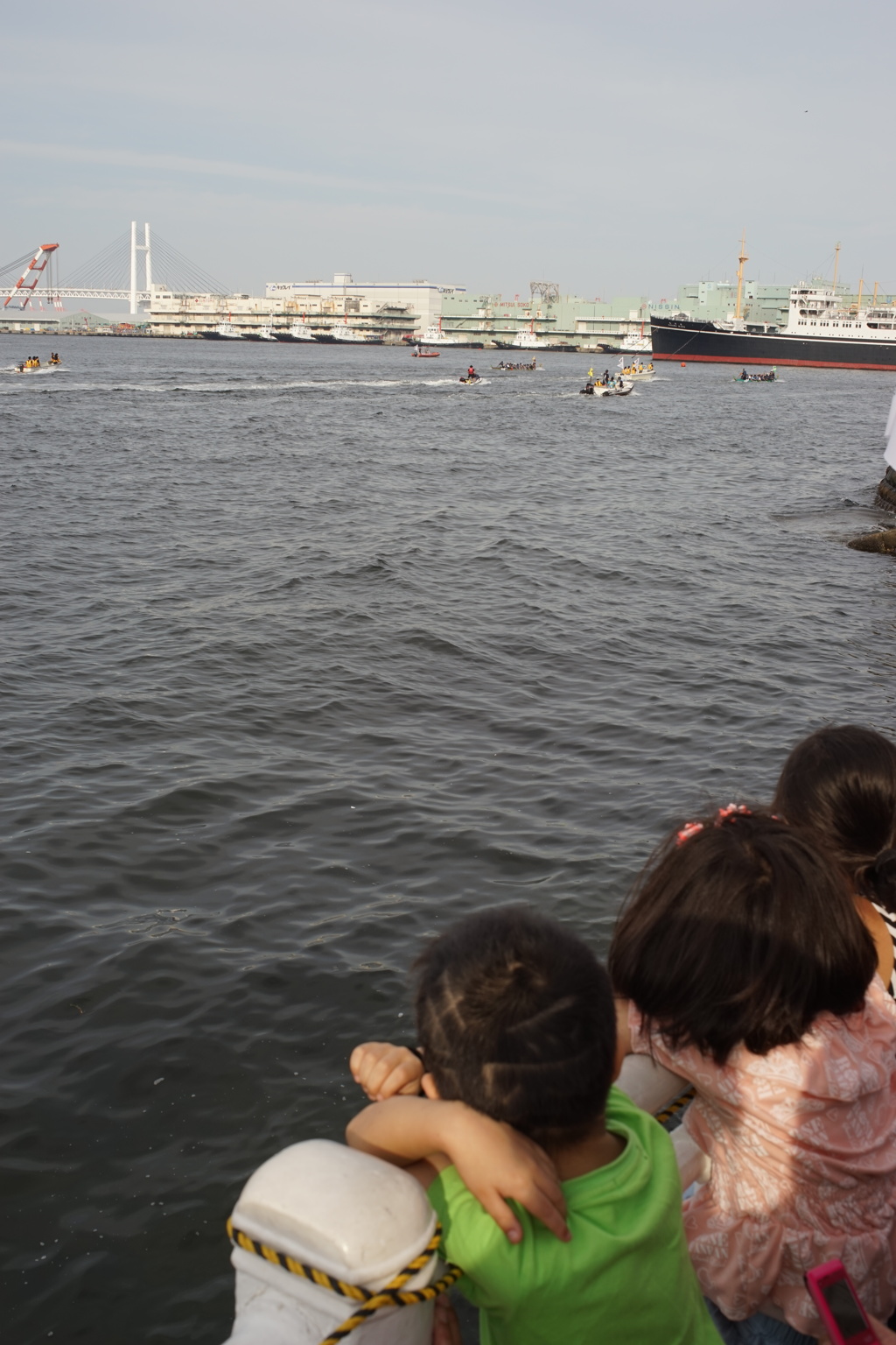 ゴール地点を見つめる子供たち