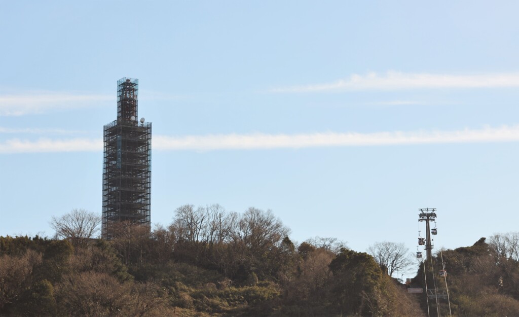 ロープウェイの見える街