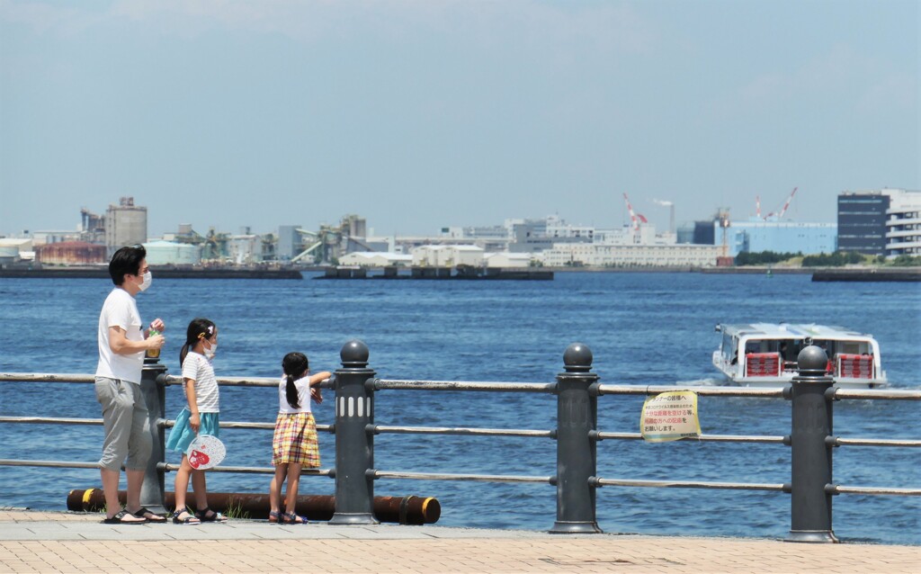 海を見ていた姉妹
