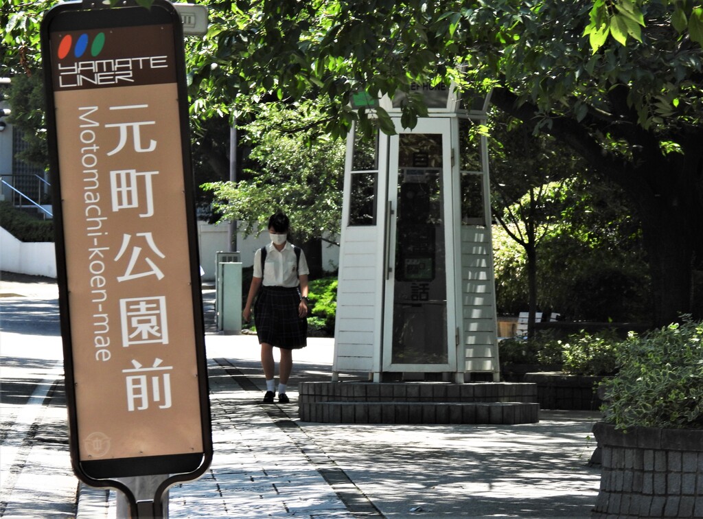 バス停立て直して