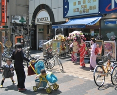 東京・浅草六区のチンドン屋さん