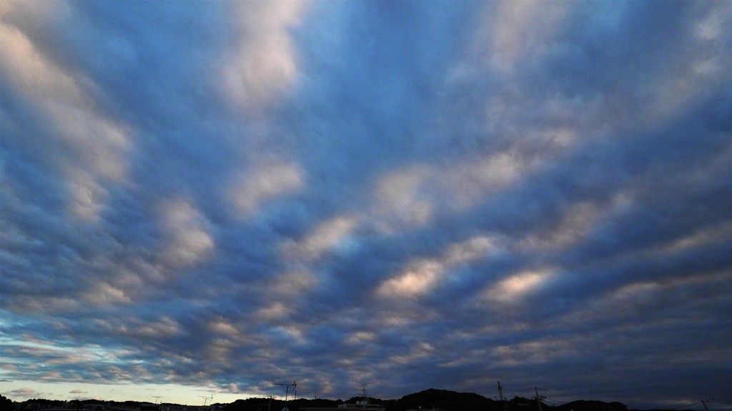 毒蛇みたいなシマシマ雲