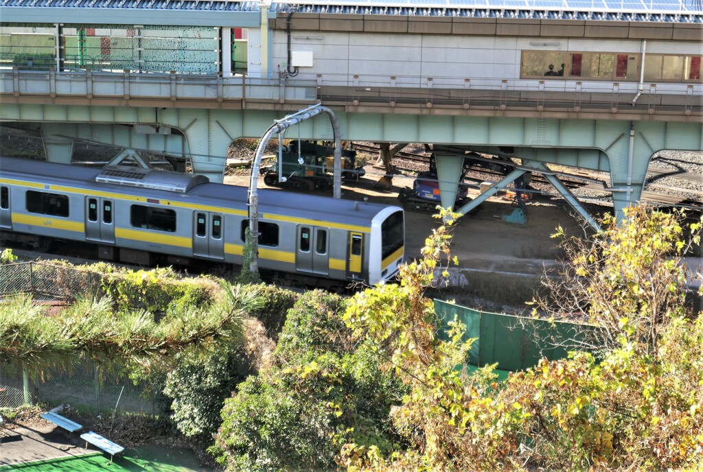 地下鉄の下をくぐる