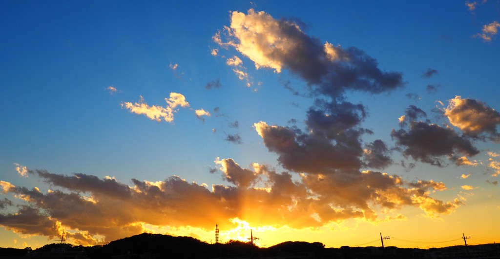 夕陽の光芒を見ると…