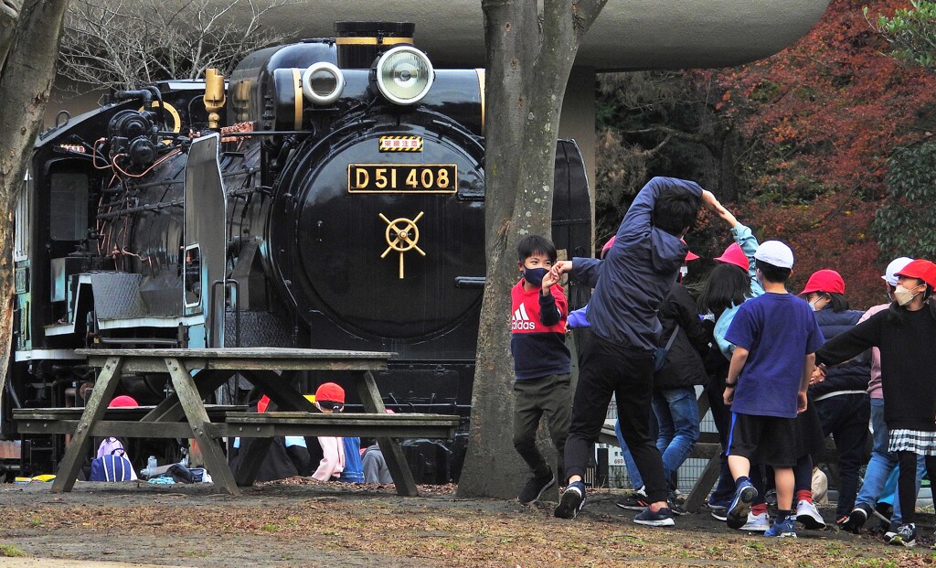 D51の前でフォークダンス