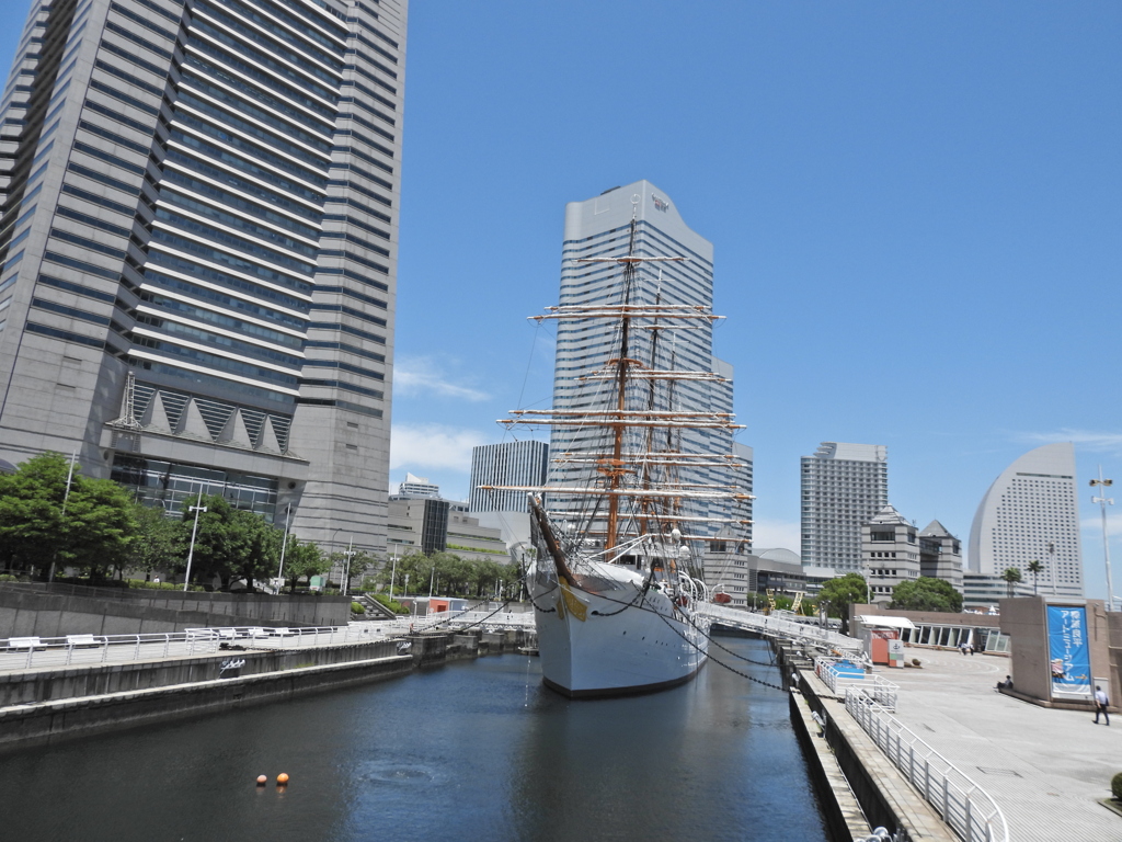 日本丸とランドマークタワー