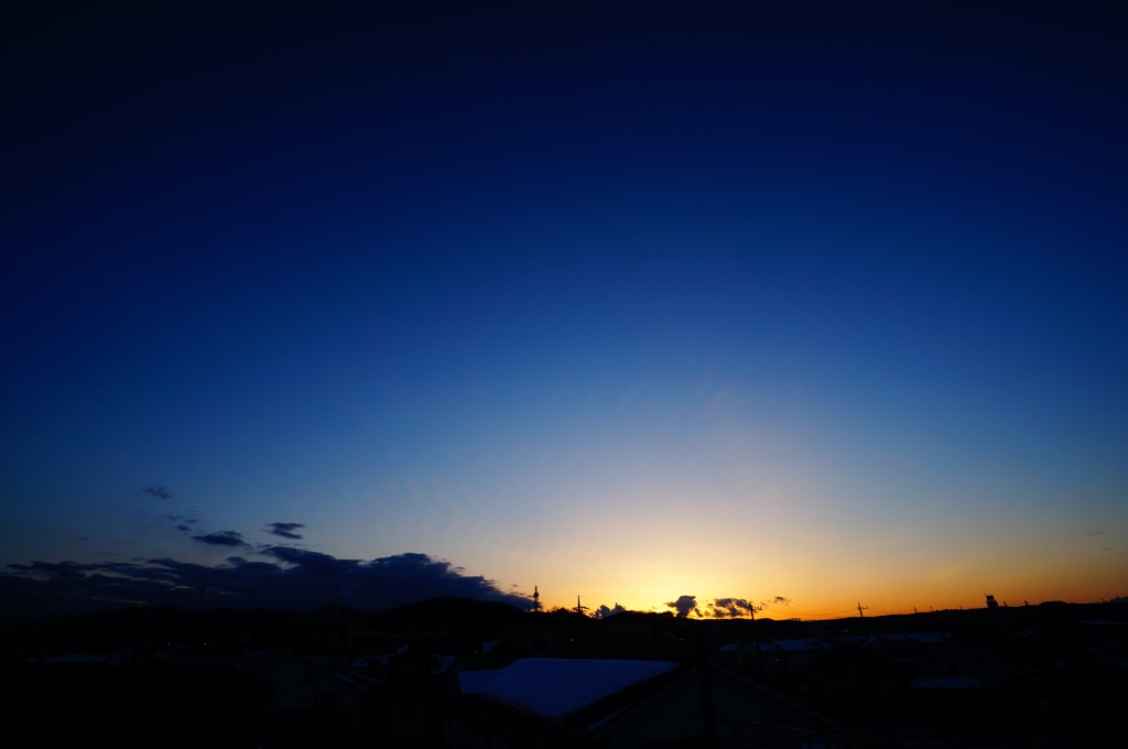 残雪の夕暮れ