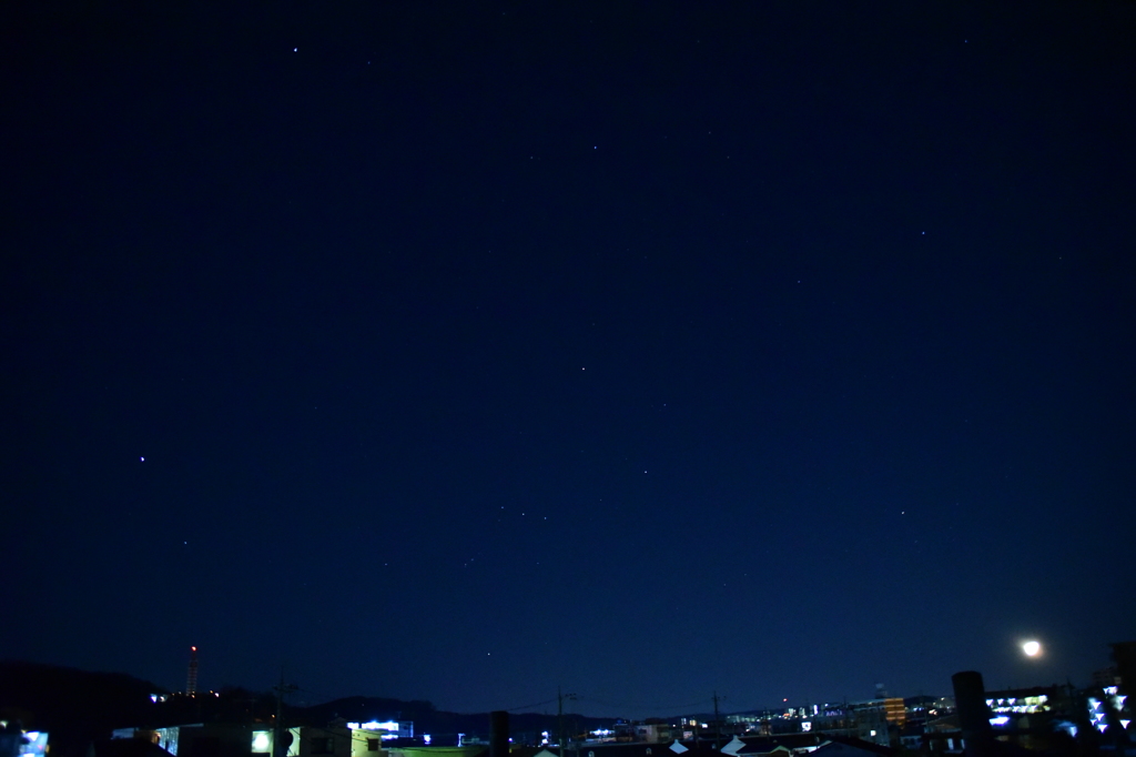 午前3時22分の月とオリオン座
