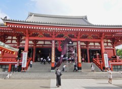拝む女性