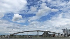 西は青空