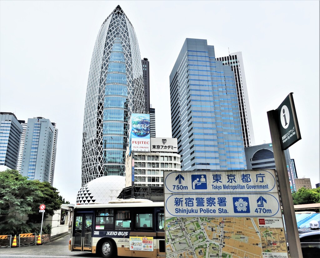 変貌する新宿駅西口前