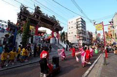 関帝廟の前で