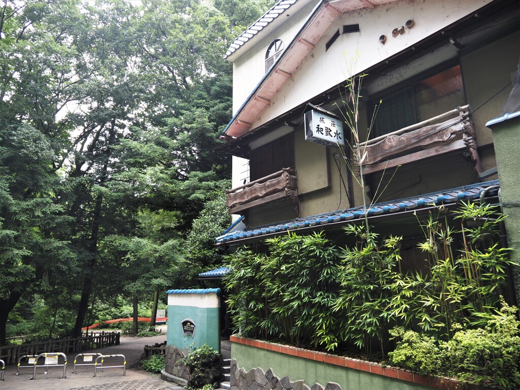 池のほとりの旅館