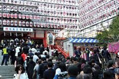 境内は長蛇の列