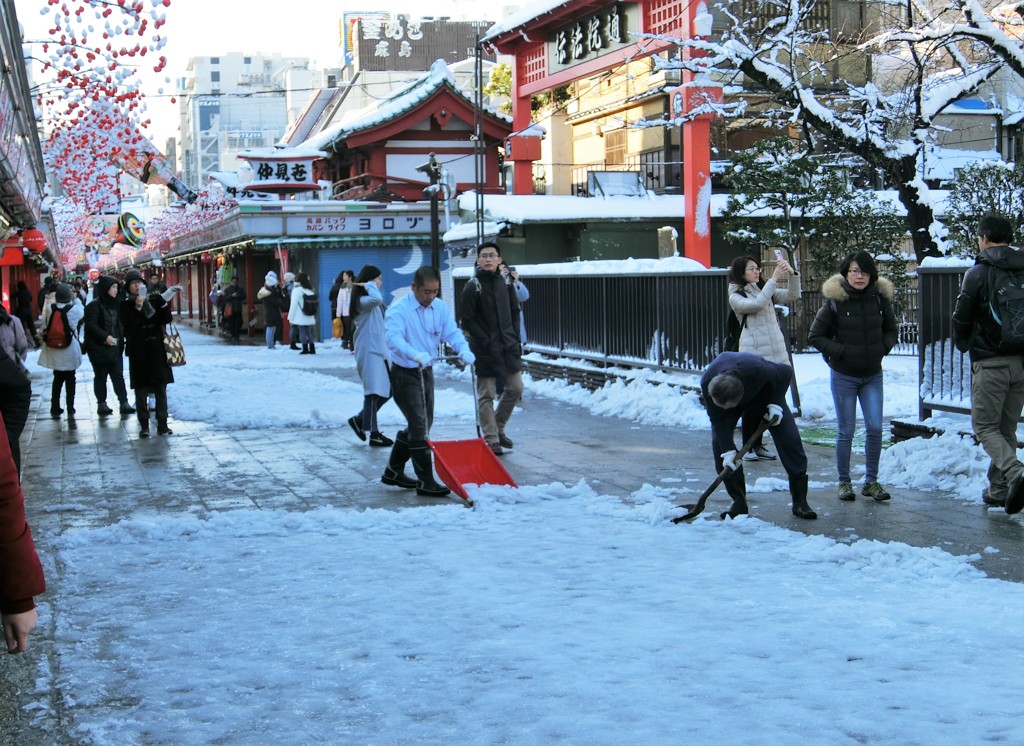 仲見世通りも人力除雪