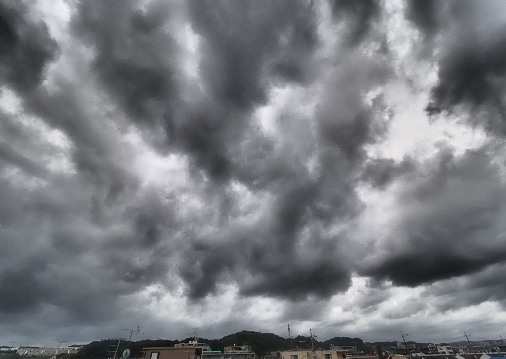 黒雲襲来