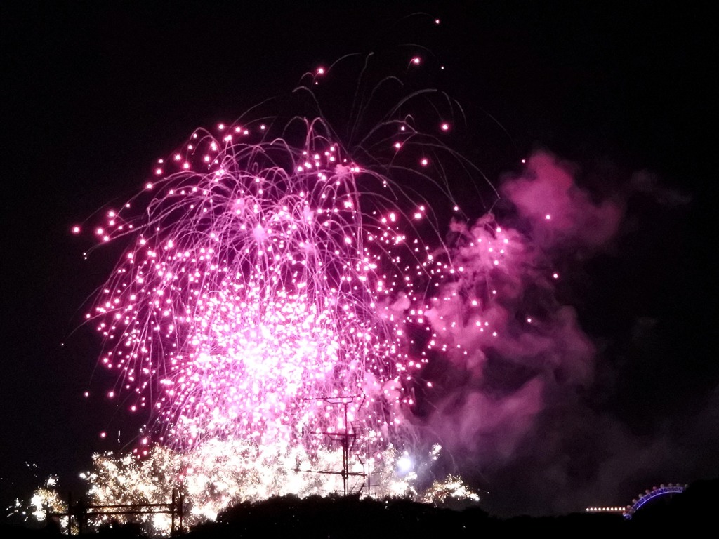 敬老の日の「よみうりランド」花火大会