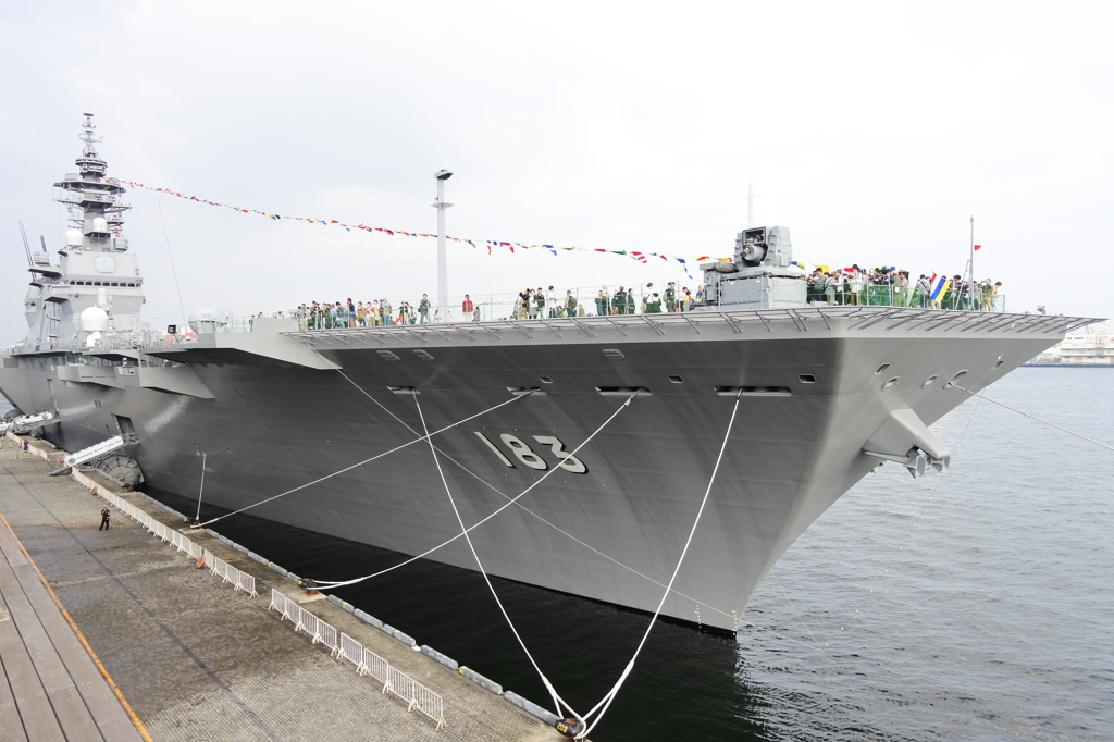 護衛艦いずも観艦式