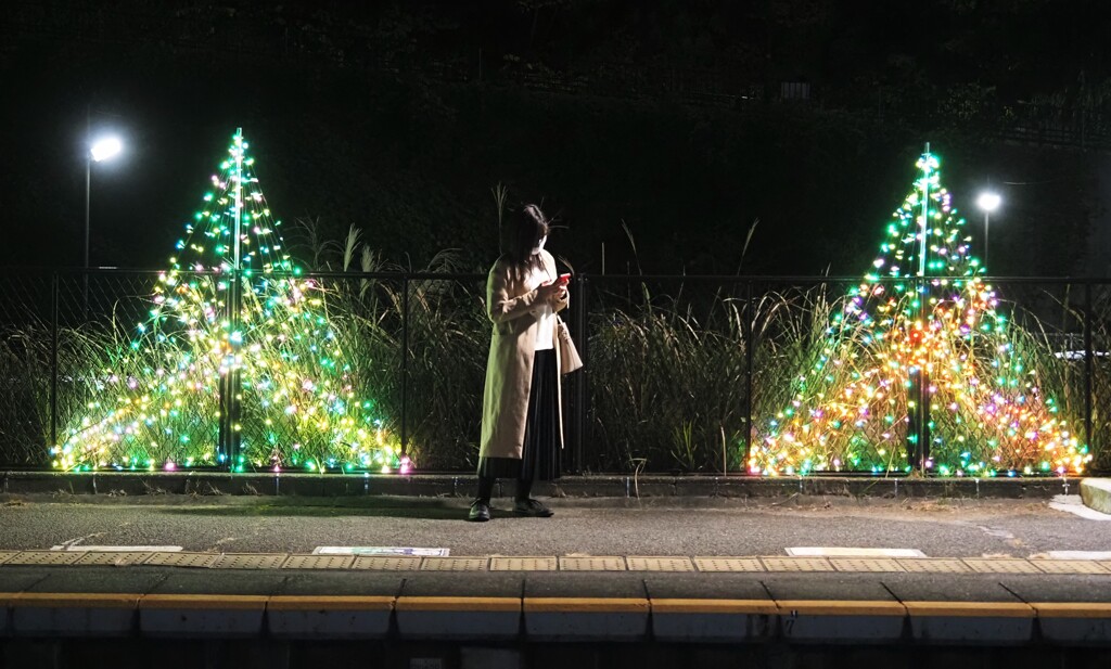 ツリーと女性