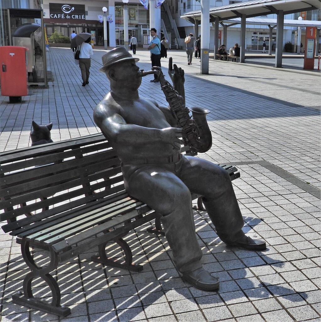 京王若葉台駅前のジャズマンと猫