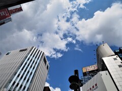 新宿駅東口の青空