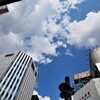 新宿駅東口の青空