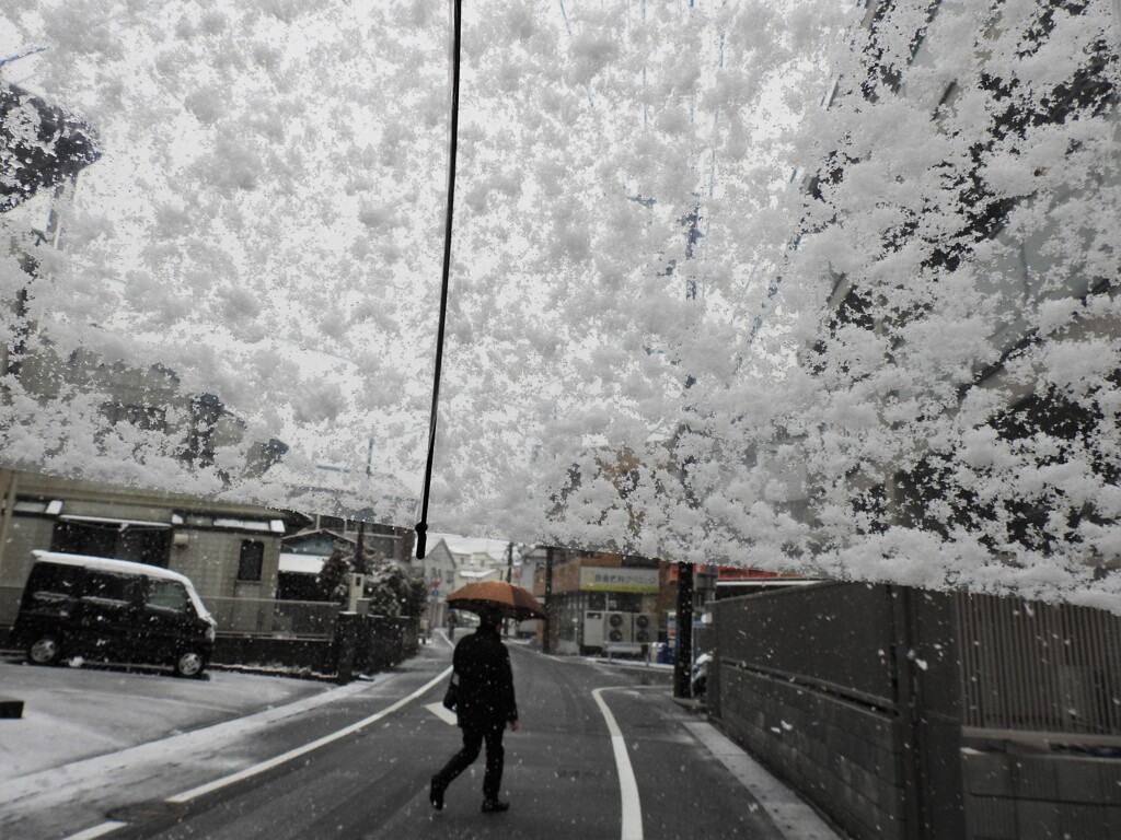 歩きたばこの男