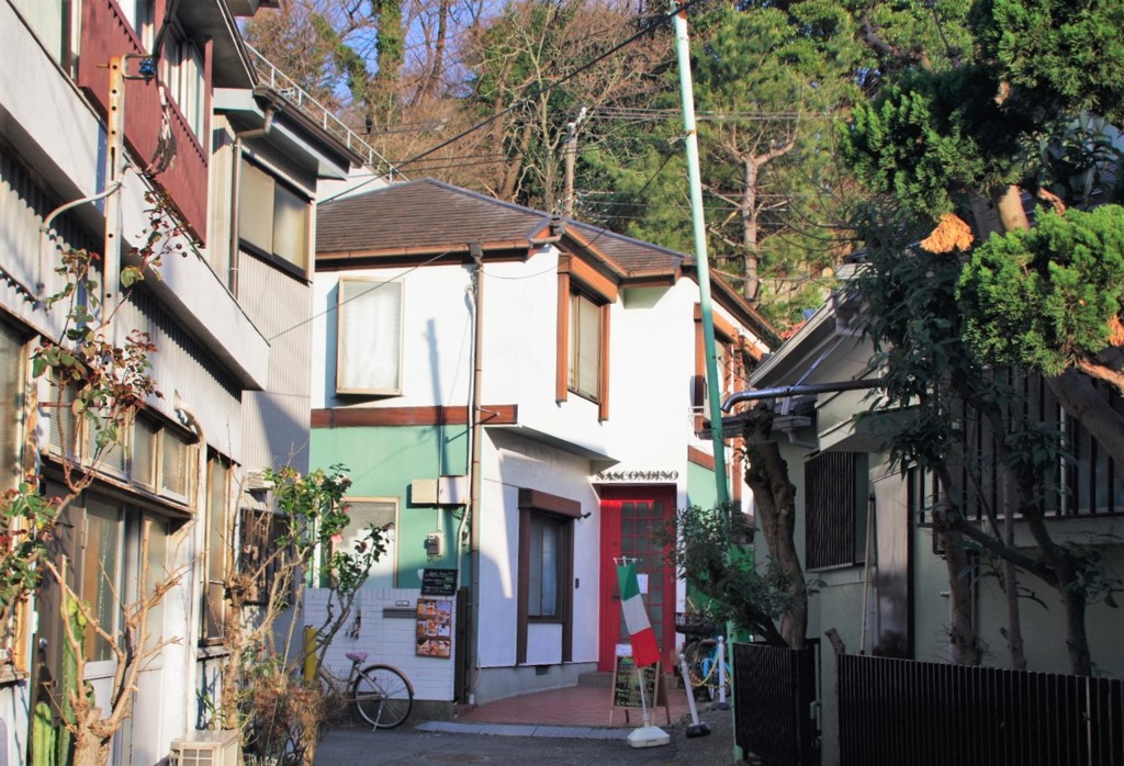 古い家屋の間に