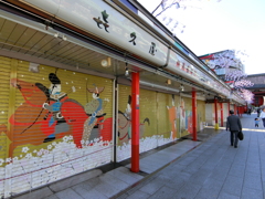 シャッターに平安時代の絵巻物