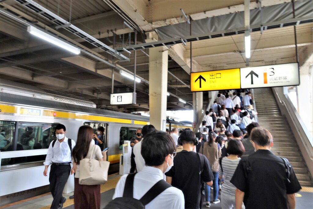 通勤時間帯の南武線・府中本町駅